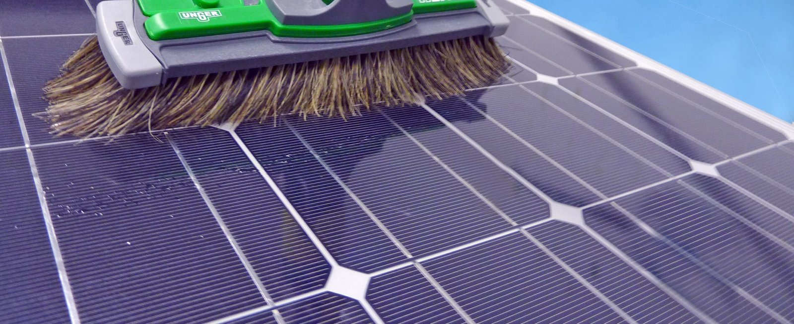 Services 1 nettoyage panneaux solaires scaled